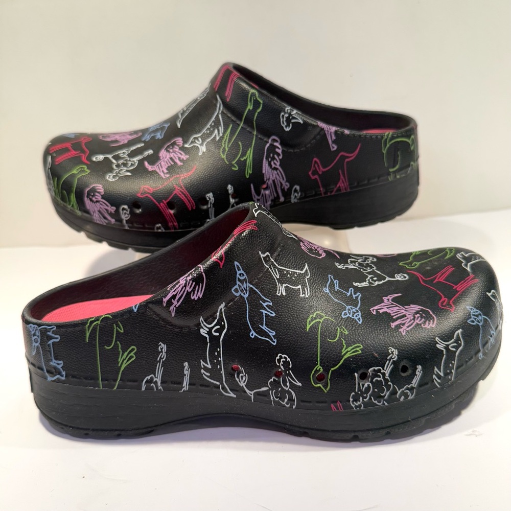 Dansko Women’s Sz 8 / EU 38 Dog Print Kane Clogs Black Rubber Comfort Shoes